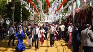 Muchos sevillanos pasean en el Real de la Feria de Abril de Sevilla este miércoles de Feria.