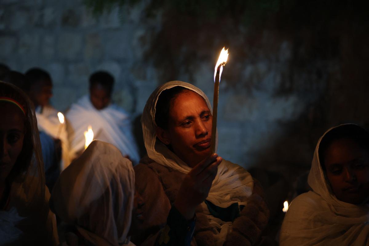 Cristianos ortodoxos celebran “Fuego Sagrado” en Jerusalén. eregrinos cristianos ortodoxos sostienen velas durante la ceremonia del Fuego Sagrado, un día antes de la Pascua ortodoxa, el sábado 15 de abril de 2023 en la Iglesia del Santo Sepulcro en la Ciudad Vieja de Jerusalén, donde muchos cristianos creen que Jesús fue crucificado y enterrado antes de resucitar.