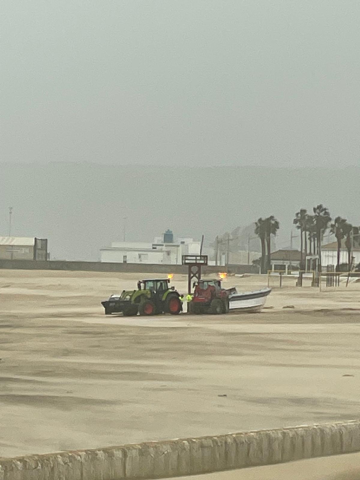 Dos tractores remolcan una narcolancha varada en la playa del Carmen de Barbate el pasado 4 de febrero.