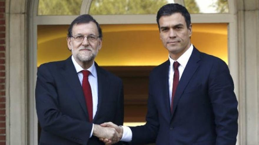 Rostros serios en la primera reunión Sánchez-Rajoy tras el 20D