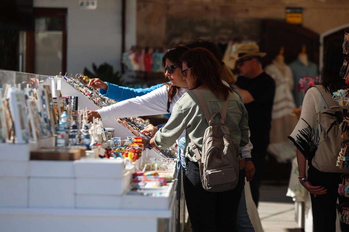 Galería: los comercios de la zona del puerto de Ibiza recobran vida durante la Semana Santa