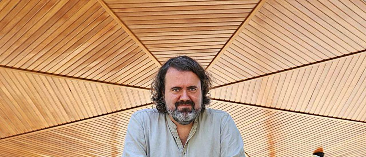 El portavoz de Marea, Rubén Pérez, en el palco de Bouzas.   | // A. VILLAR