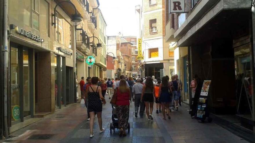 Vecinos de Benavente en la calle Herreros.