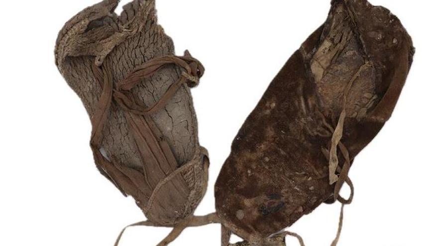 Dues espardenyes del segle XVII rere la paret del Museu de Manresa