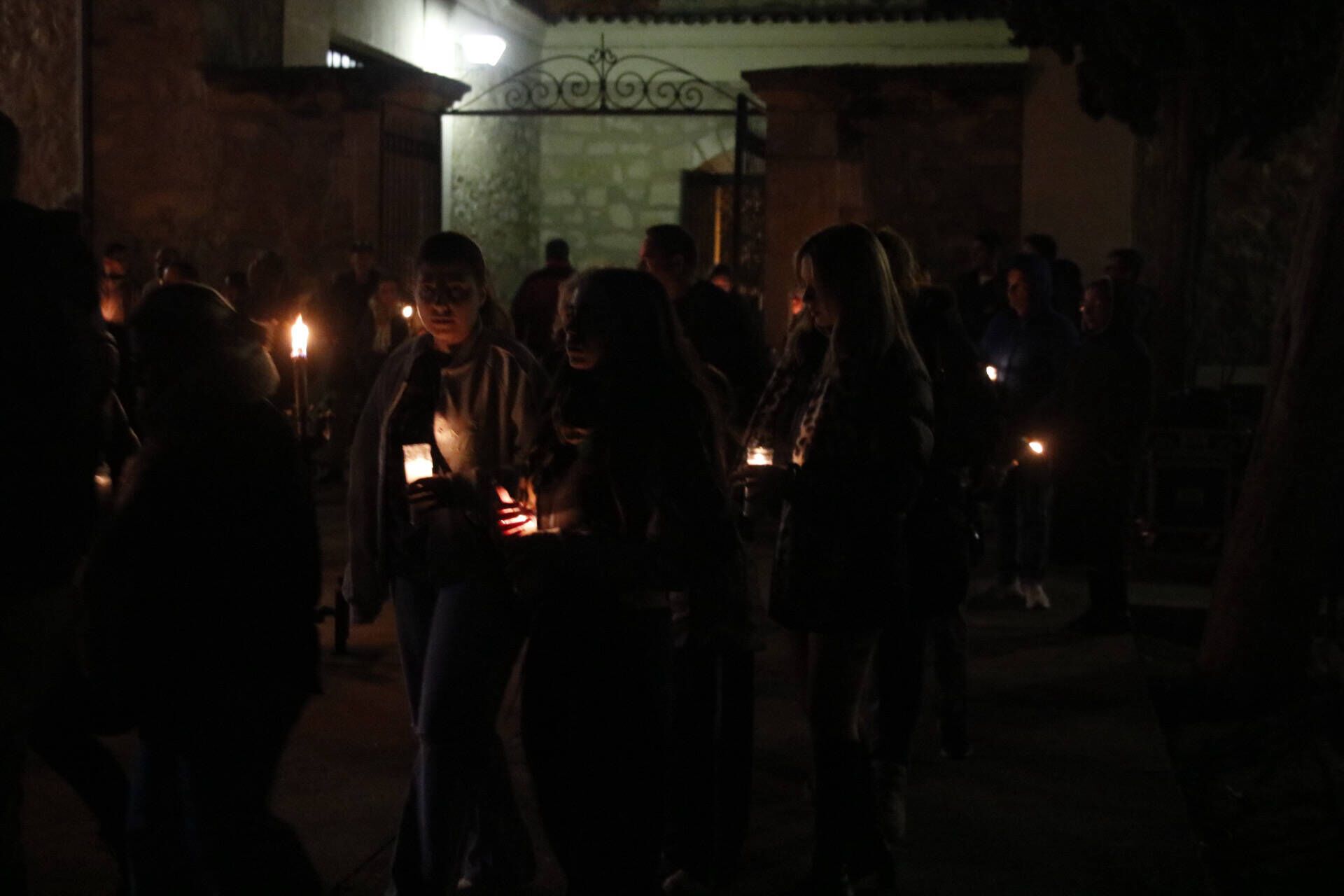 La procesión de las ánimas recorre el cementerio de San Atilano de Zamora con motivo de la noche de Difuntos y con la única iluminación de velas o faroles