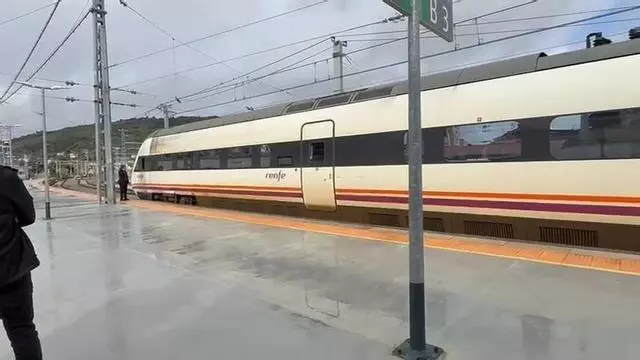 El Avant 9120, de Ourense a Coruña, no encuentra solución a un problema de seguridad tras el colapso del servicio de gestión de Renfe provocado por la huelga