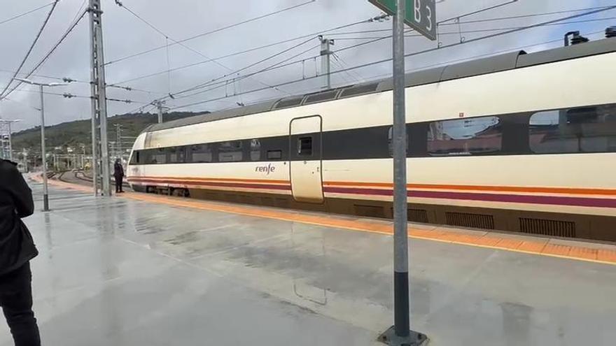 El Avant 9120, de Ourense a Coruña, no encuentra solución a un problema de seguridad tras el colapso del servicio de gestión de Renfe provocado por la huelga