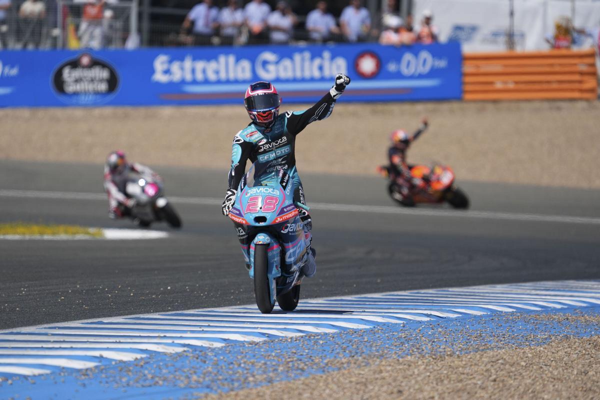 JEREZ DE LA FRONTERA (CÁDIZ), 26/04/2026.- El piloto español de Moto3 Máximo Quiles, CFMOTO Valresa Aspar Team, celebra su victoria en el Gran Premio de España de Motociclismo de 2026 celebrado en el circuito de Jerez-Angel Nieto en Jerez de la Frontera. EFE/Roman Ríos