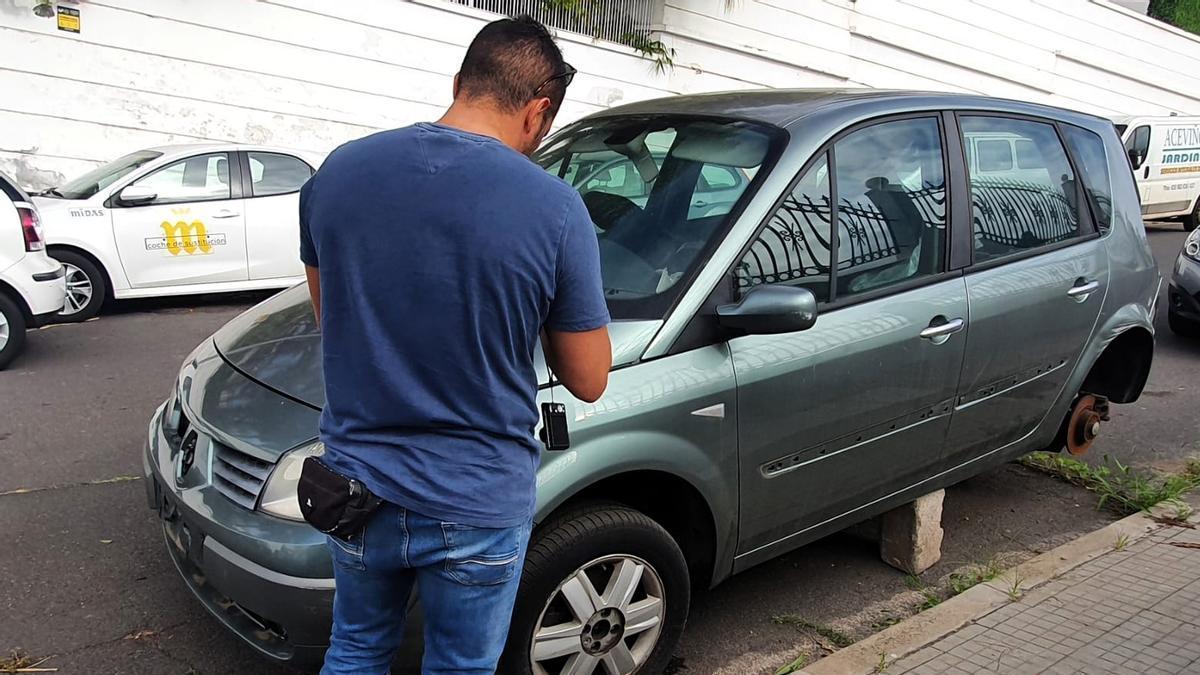 Un coche abandonado en el municipio de Santa Cruz de Tenerife.
