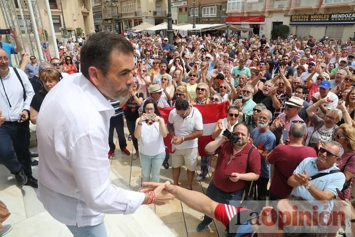 Cientos de personas protestan frente al Ayuntamiento de Cartagena por el pacto entre PP, PSOE y Cs