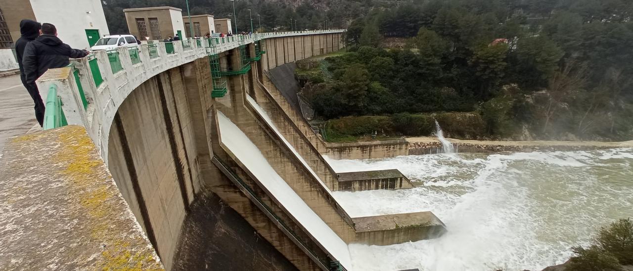 Vídeo en el que el pantano de Beniarrés abre sus compuertas para dejar pasar el agua