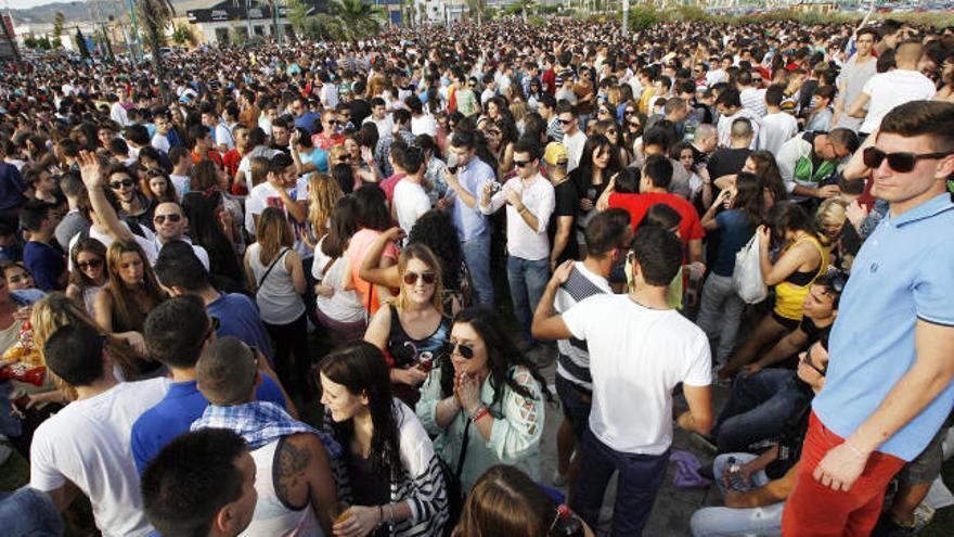 La asistencia a la fiesta de la primavera de Málaga fue masiva una vez más a pesar de que la Policía Local confiscó botellas de alcohol en los accesos.
