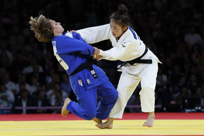 La judoca de Mongolia Baasankhuu (blanco) compite ante la española Laura Martínez Abelenda durante la semifinal de Judo 48 kg Femenino de los Juegos Olímpicos de París 2024.