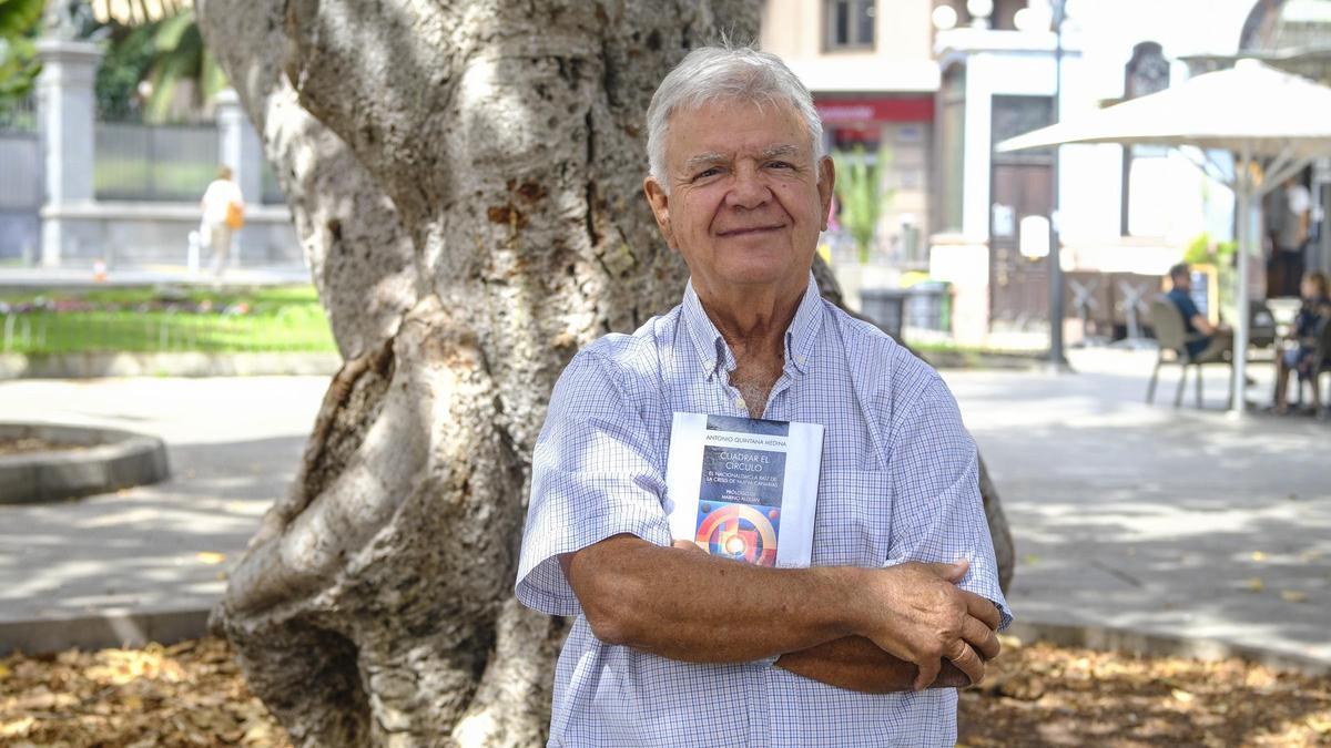 El periodista y escritor Antonio Quintana, en el Parque de San Telmo, en Las Palmas de Gran Canaria, con su nueva publicación, 'Cuadrar el círculo. El nacionalismo a raíz de la crisis de Nueva Canarias'.
