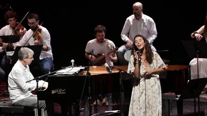 Un moment del concert amb Marta Riera posant veu a alguns temes