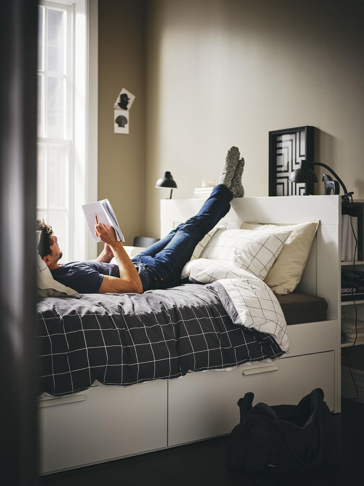 Cama BRIMNES: espacio extra sin ocupar más sitio.