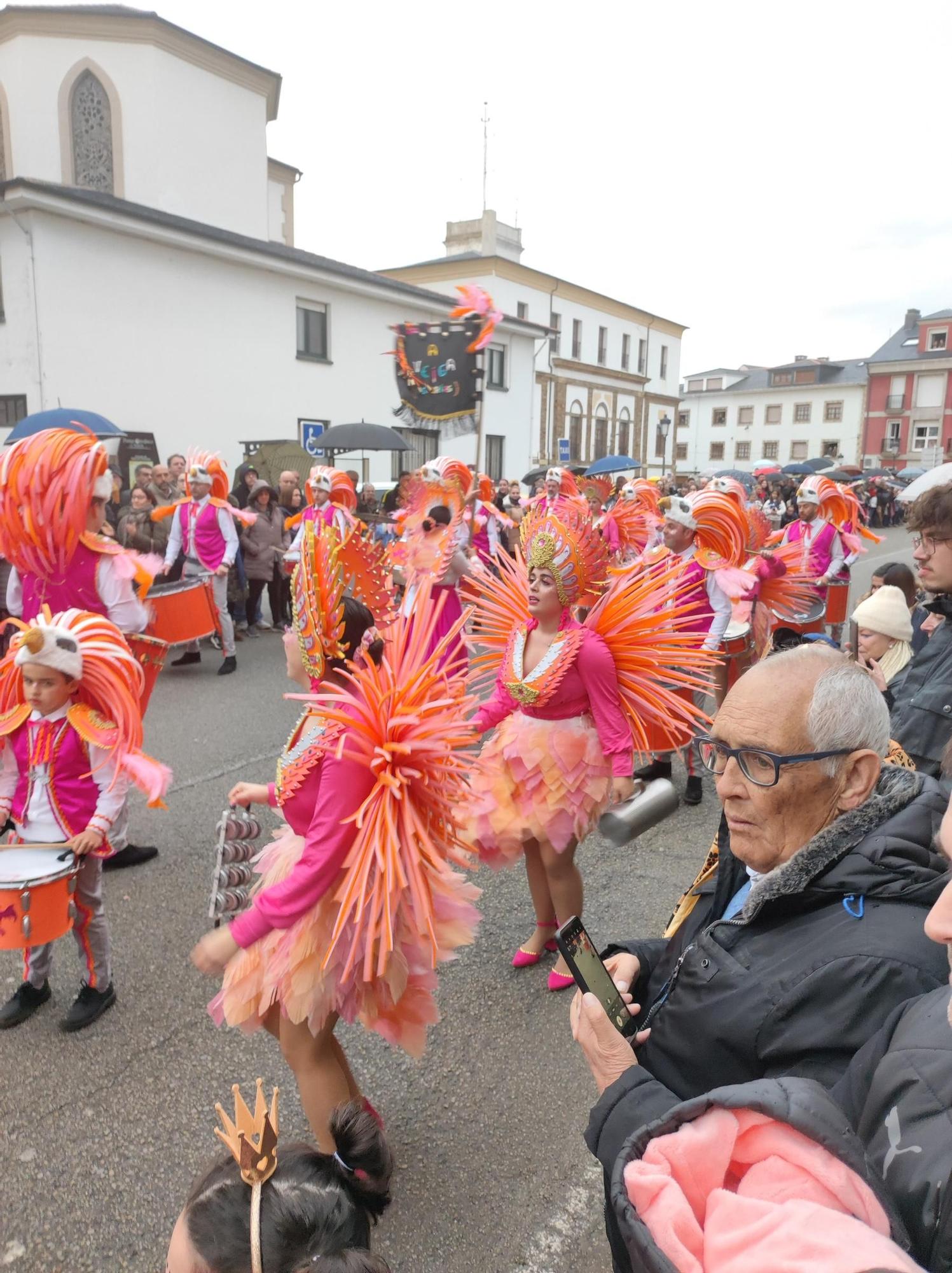 En imágenes: Las calles de Tapia se llenan para ver su vistoso desfile de Carnaval