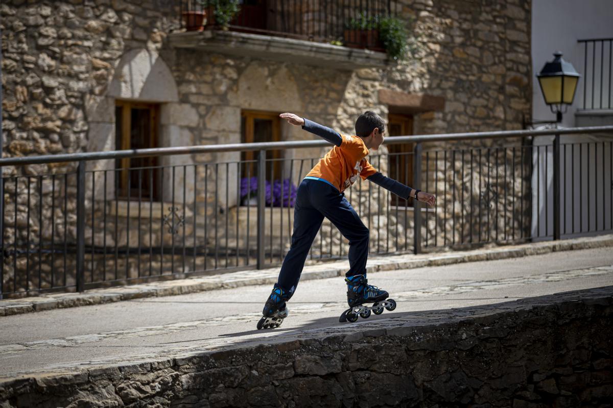 Un niño, patinando por las calles de un pueblo de Valencia, en mayo del 2020.