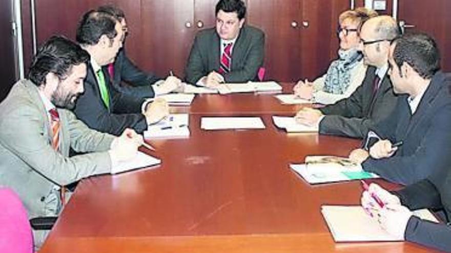 El consejero de Economía, José Manuel Rivero, al fondo, durante la reunión.