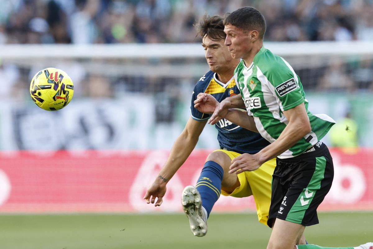 Altimira pelea un balón con Urko González en el Betis-Espanyol de Liga en La Cartuja