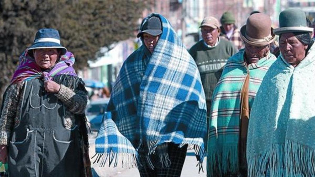 Ciudadanos de El Alto (Bolivia), abrigados para protegerse de una ola de frío del invierno austral el pasado mes de julio.