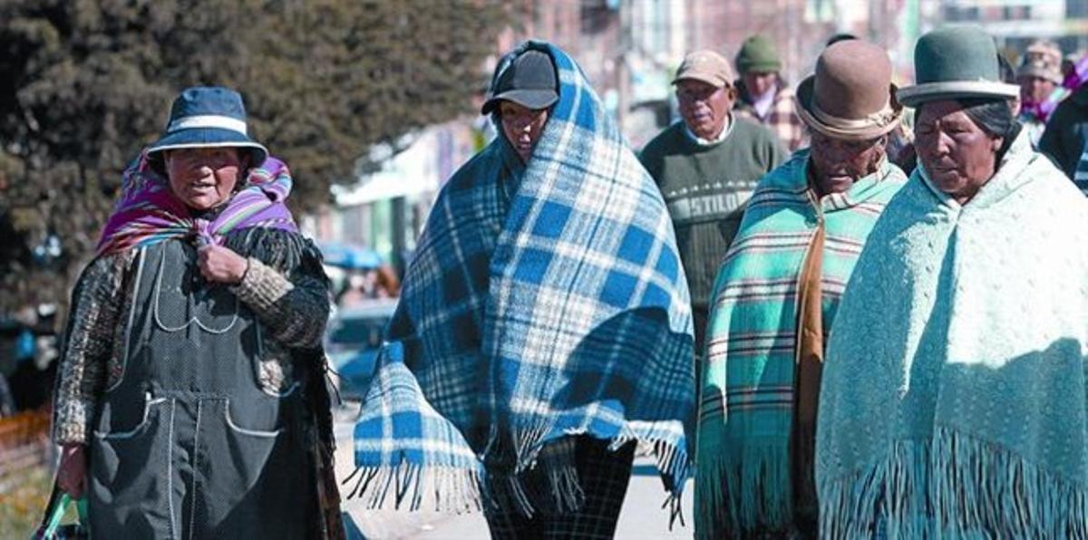 Ciutadans d’El Alto (Bolívia), abrigats per protegir-se d’una onada de fred de l’hivern austral el mes de juliol passat.