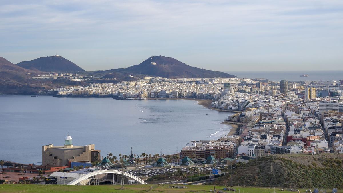 Vistas de la ciudad y la playa de Las Canteras.