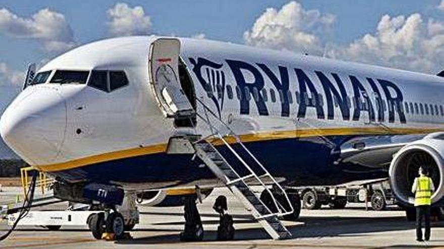 Un avió de Ryanair a l&#039;aeroport de Girona.