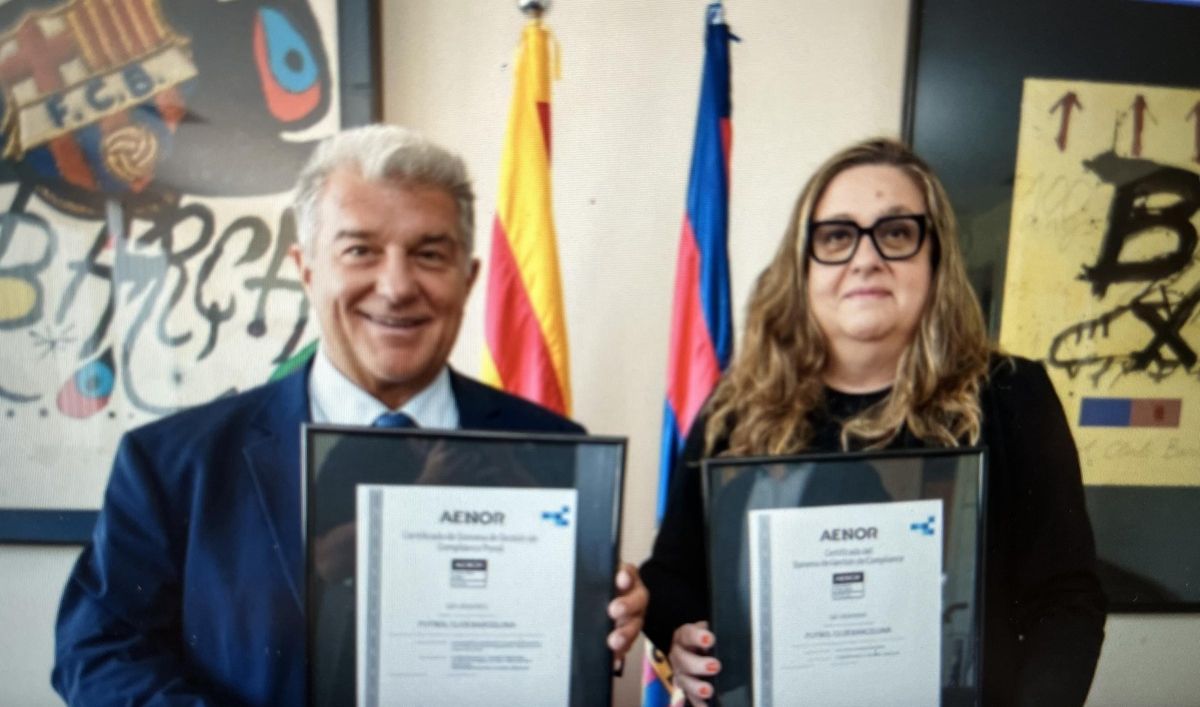 Joan Laporta y Elena Fort, con las dos certificaciones de AENOR.