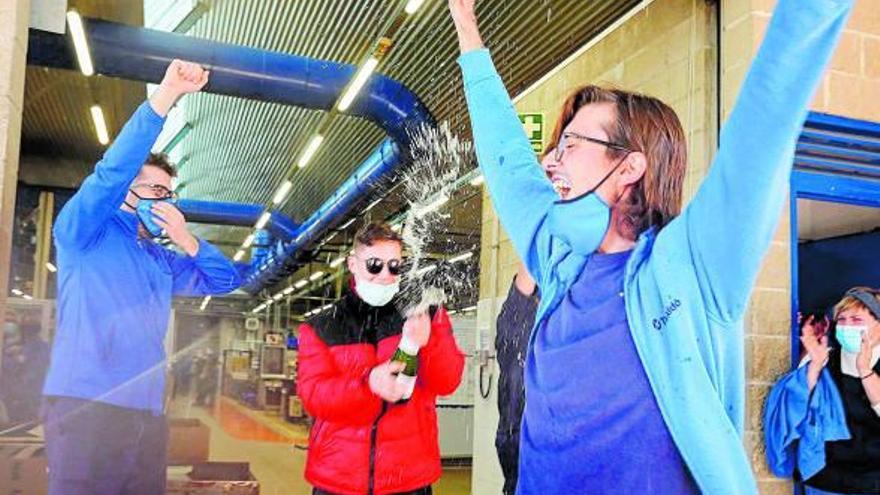 Trabajadores de Industrias Teixidó, ayer, tras conocer que habían ganado el primer premio. |   // S. SÁEZ/EFE