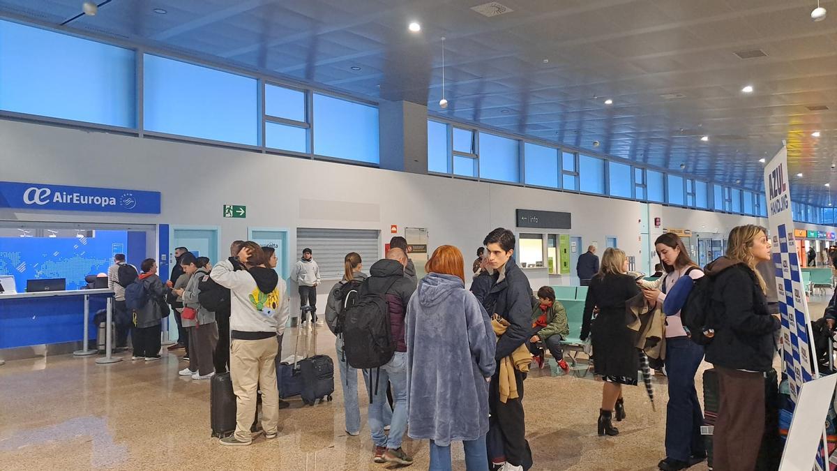 Pasajeros del vuelo cancelado ante las oficinas de Air Europa.