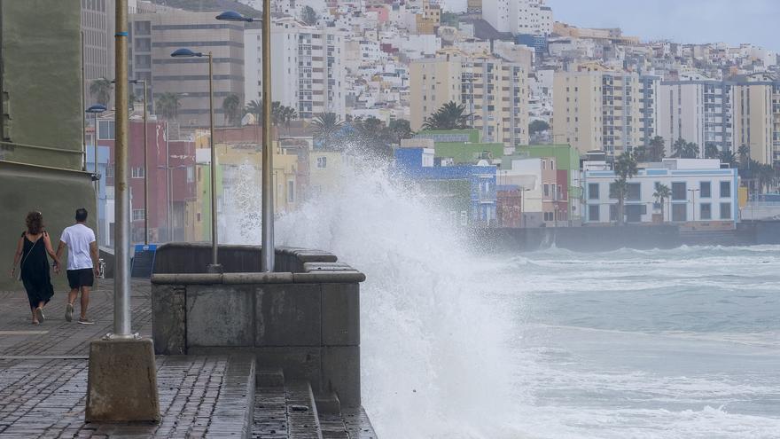 Darias valora la construcción de una escollera para proteger el paseo de San Cristóbal