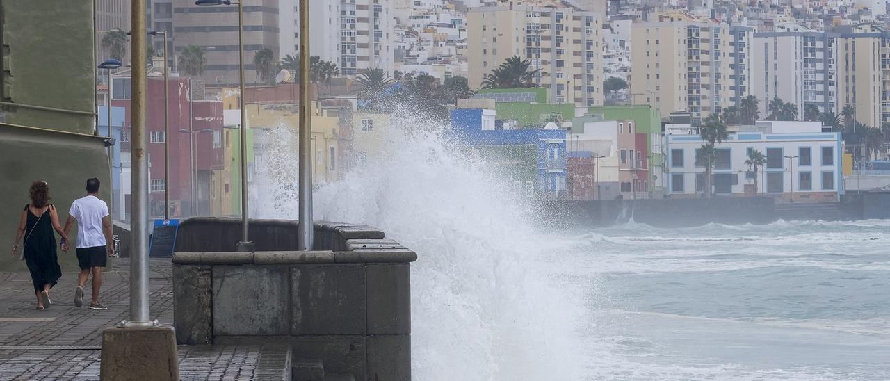 El paseo marítimo del barrio marinero de San Cristóbal, golpeado por las olas.
