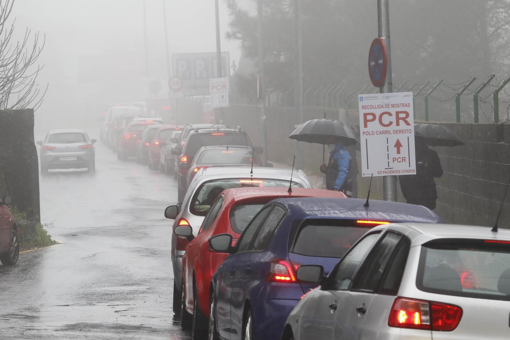 Una mañana de colapso para pruebas PCR en el Autocovid del Meixoeiro