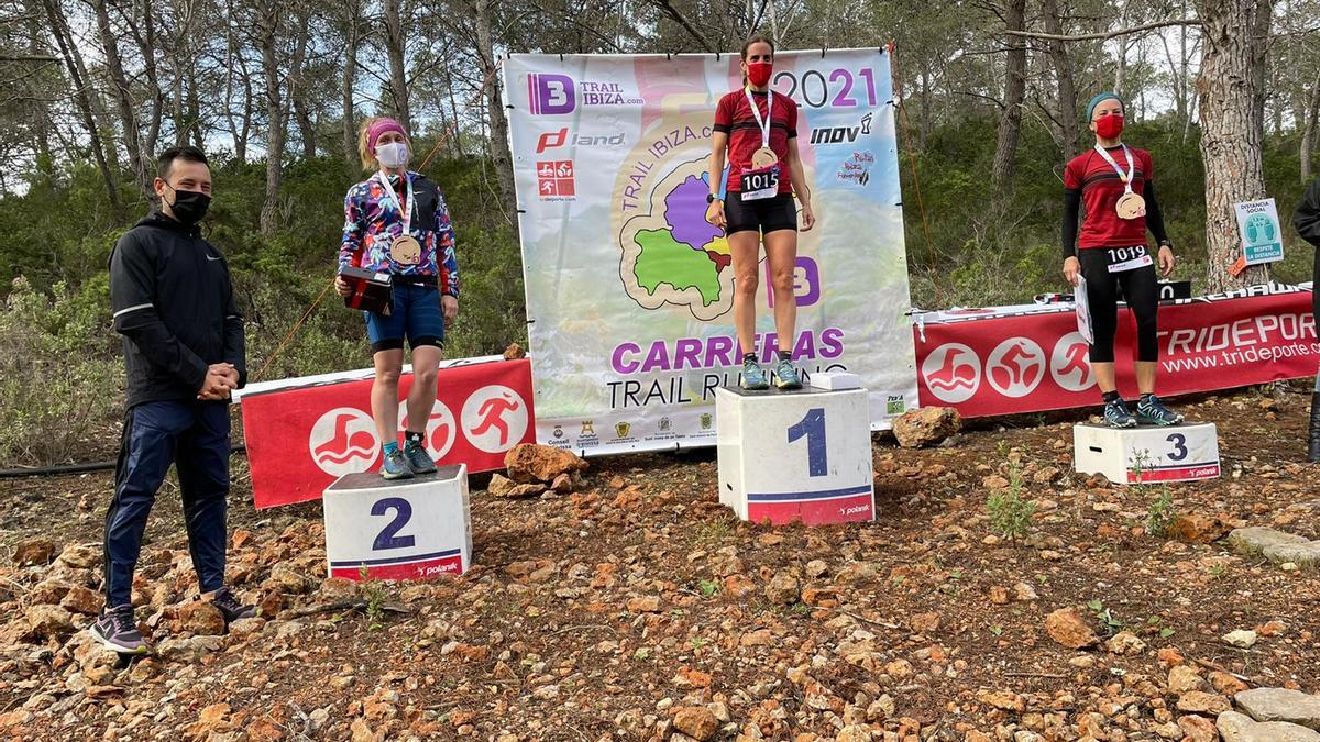 Podio femenino con Lydia Yern como ganadora.