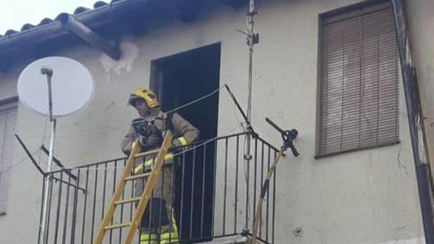 Un bomber a l&#039;habitatge on va tenir lloc l&#039;alerta.