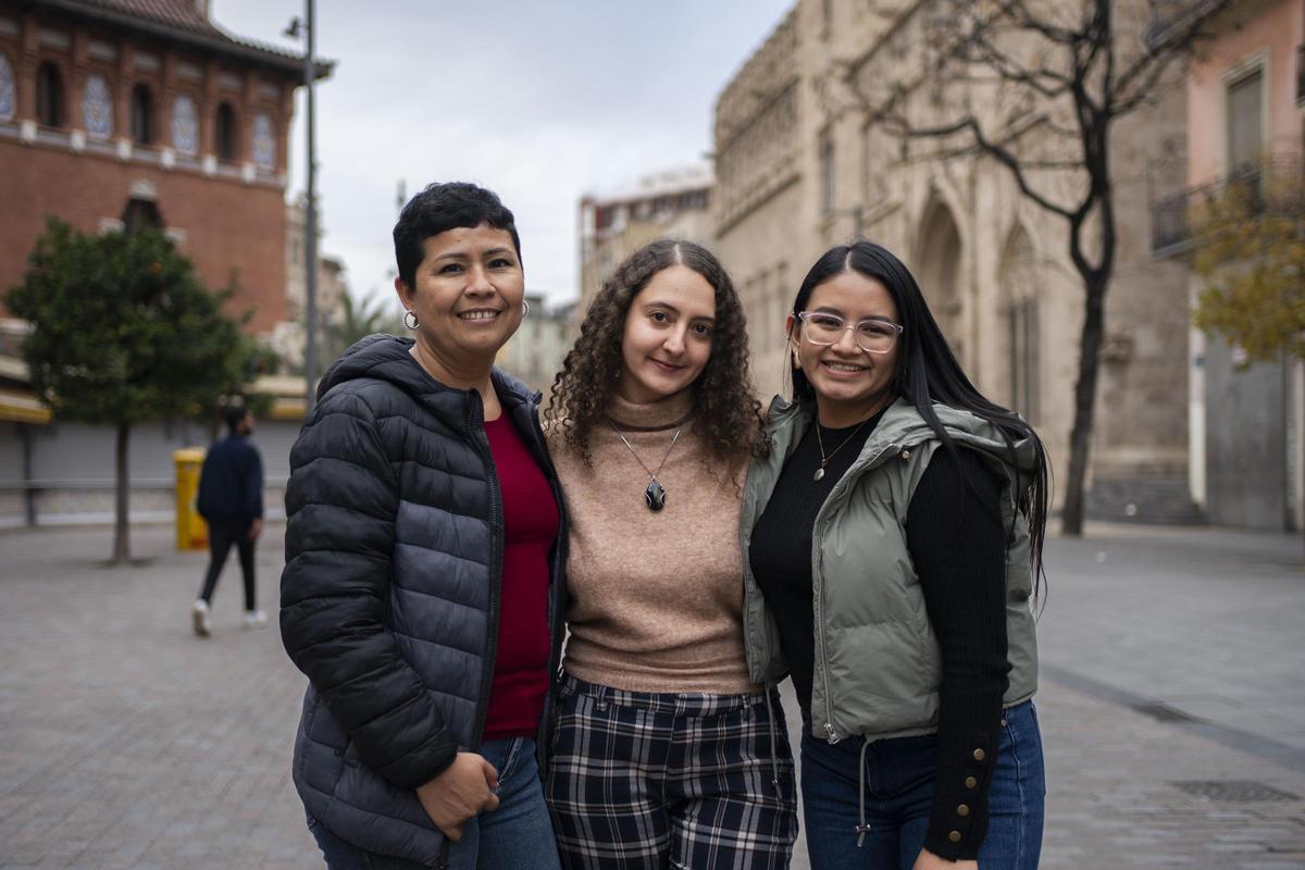 L'acte ha comptat amb la participació de tres figures clau que han viatjat des d'El Salvador per a compartir testimonis que transcendixen la pantalla.