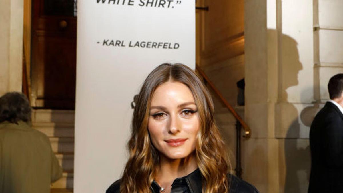 Olivia Palermo con 'total look' de cuero en la exhibición tributo a Karl Lagerfeld en París