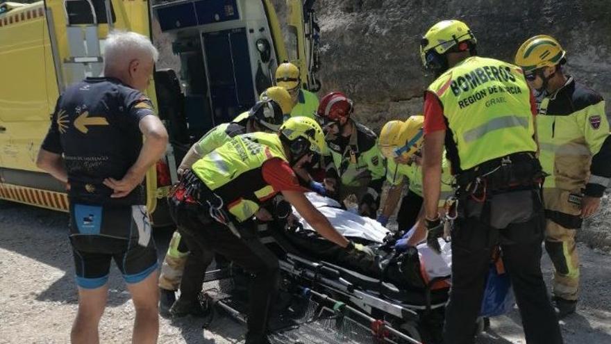 Movilizan el helicóptero para rescatar a un ciclista que se estrelló en la Sierra del Carche