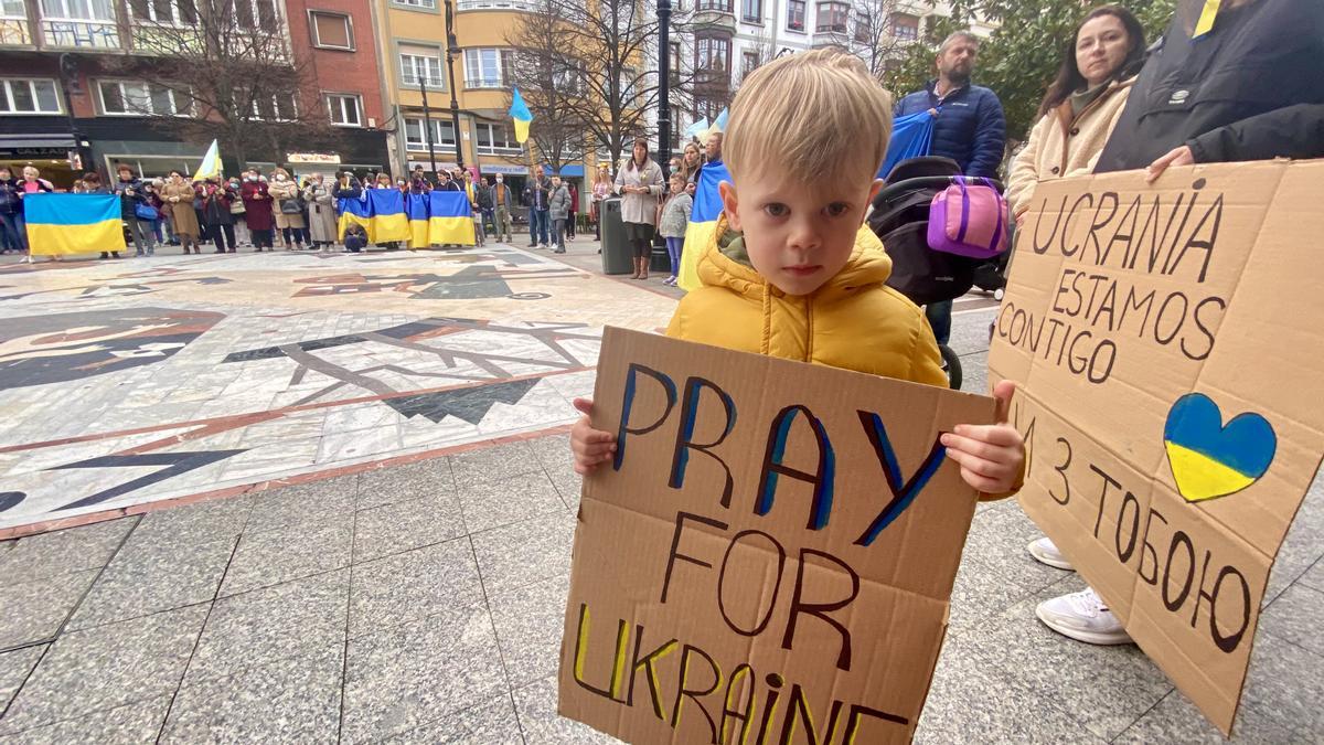Un niño muestra un cartel contra la guerra de Ucrania, en la concentración por el fin de la guerra