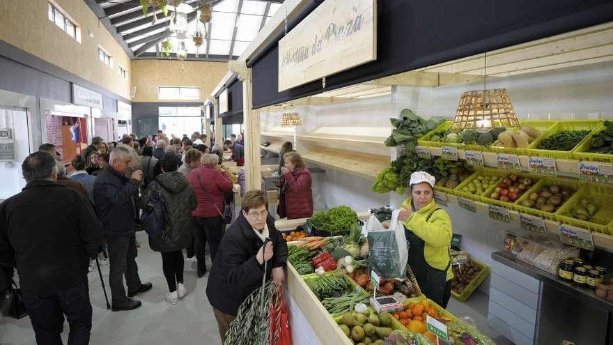 Arriba, un puesto de frutas atiende a una clienta. En la imagen de la izquierda, varios vecinos en la degustación de tapas. // Bernabé/Javier Lalín