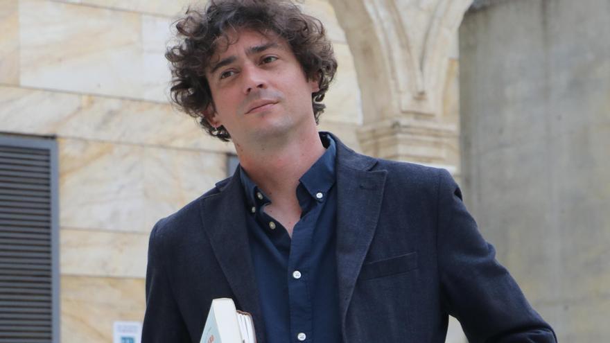 El poeta cordobés Juan Antonio Bernier, ganador del Premio de Poesía Manuel Alcántara.