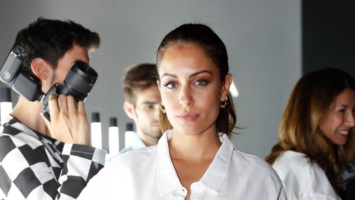 Nos hemos enamorado del look de Hiba Abouk en la MBFWM