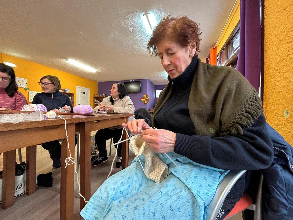 EN IMÁGENES: La "Flor de Grau" celebra su "Filandón" para tejer en grupo y estrechar lazos