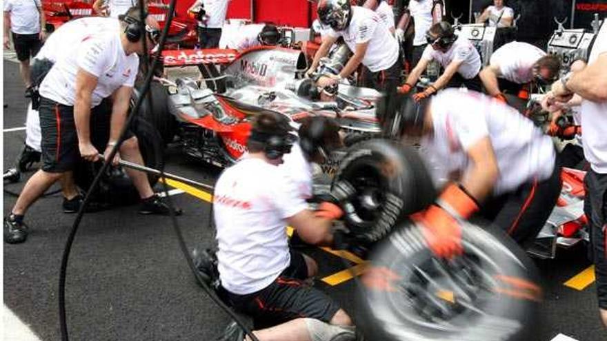 Los mecánicos de McLaren trabajan en uno de los coches de la escudería ayer en Interlagos.