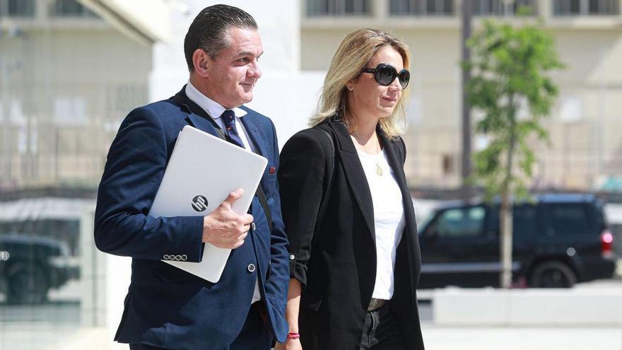 María Ana Tur junto a su abogado frente a los juzgados de Eivissa.