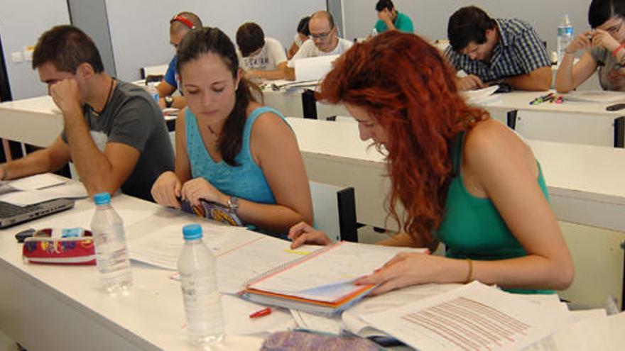 Alumnos en un aula universitaria