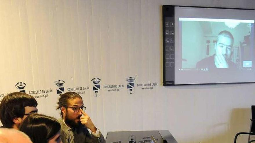 Presentación de ayer, con el artista por videoconferencia. // Bernabé/J. Lalín