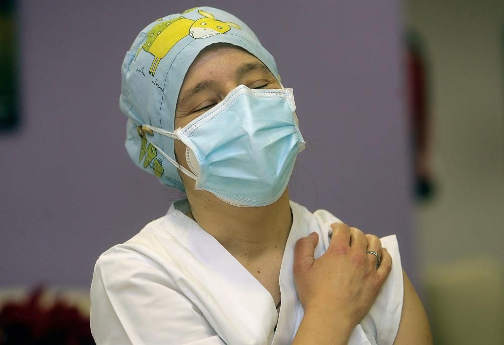 Araceli, de 96, primera persona en vacunarse contra el coronavirus en España