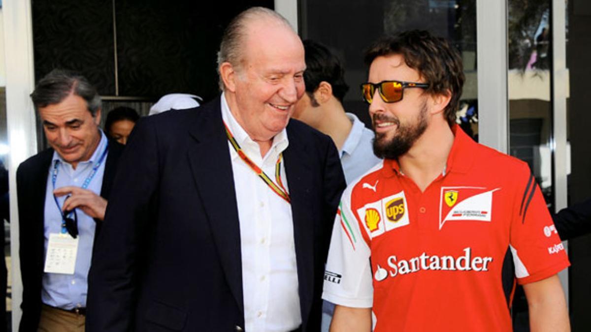 El rey Juan Carlos y Fernando Alonso, en el 'paddock' de Yas Marina, antes de comenzar el Gran Premio de Abu Dabi, el último de la temporada